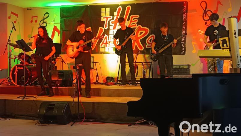 Das Comeback des Jahres: Die Schulband „The Walters“ tritt erstmals wieder beim Frühlingskonzert der Höllerer-Realschule auf. Bild: lhc