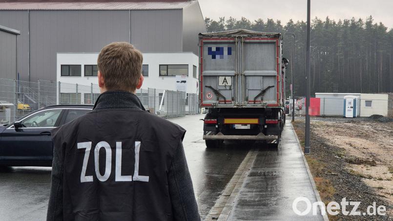 Im Januar gab es bei dem Unternehmen eine Durchsuchung. Im Hintergrund ein Lkw jener Spedition, die den Müll im Auftrag der Oberpfälzer nach Tschechien gebracht haben sollen. Bild: Clemens Hösamer