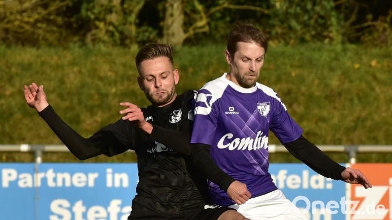 Thimo Luff (rechts/Szene aus dem Spiel gegen Schwarzenfeld) ist mittlerweile Stürmer und Trainer zugleich beim TSV Detag Wernberg. Die &quot;Lila-Weißen&quot; liegen trotz einiger Punktverluste in der Kreisliga West immer noch aussichtsreich im Rennen um Platz zwei. Bild: mhs