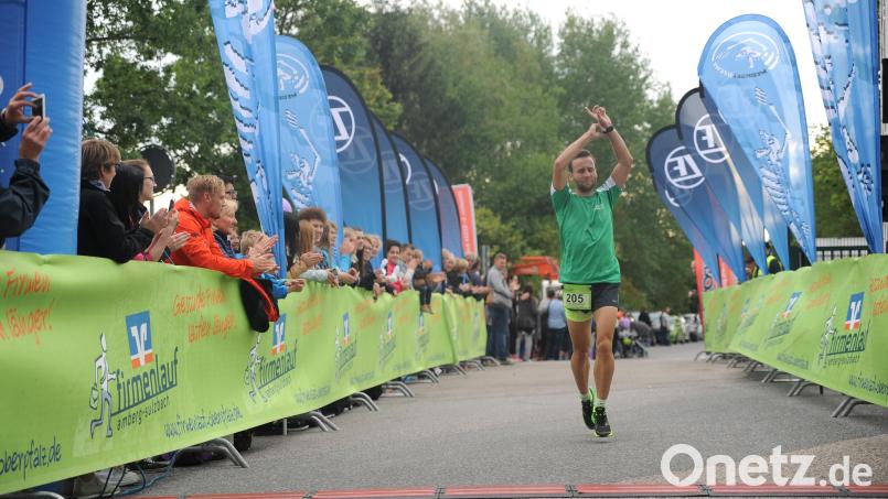 Start und Ziel für den Firmenlauf Amberg-Sulzbach ist am 9. Juli wieder am Eisstadion in Amberg. Archivbild: Andreas Brückmann