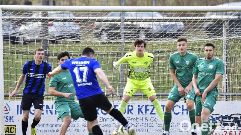 Patryk Bytomski (Nr. 17) von der SpVgg SV Weiden nimmt Maß: Die letzte 1:3-Heimniederlage gegen Weiden muss die DJK Gebenbach schnell vergessen, auch wenn der nächste Gegner, der FC Ingolstadt II, eine noch größere Nummer darstellt. Archivbild: Hubert Ziegler
