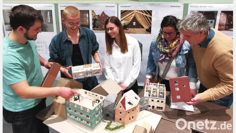 Spannende Einblicke: Die beiden Studenten Lukas Prokopetz (von links) und Jonas Pirkl erklären Maria Ruß vom Bauamt Oberviechtach sowie dem Ehepaar Hofmann ihre Ideen für die Sailergasse 5, 7 und 9. Bild: Portner