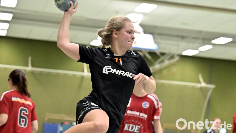 Annalena Kiener beim Sprungwurf: Die HG Amberg will mit einem Sieg beim HC Erlangen II den letzten Strohhalm zum Klassenerhalt ergreifen. Archivbild: Hubert Ziegler