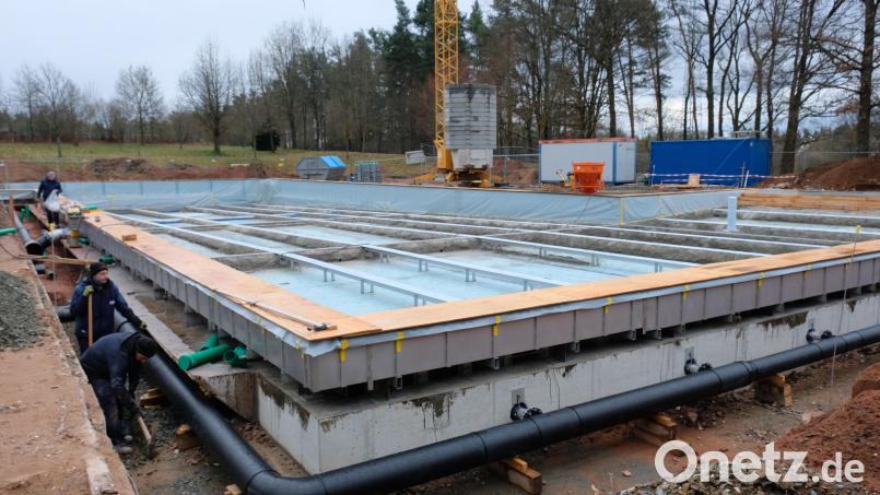 Bis zur Wiedereröffnung des beliebten Grafenwöhrer Spaßbades gibt es noch viel zu tun. Fertiggestellt ist die Edelstahlverkleidung der Beckenwände. Auch die Einströmkanäle in das Becken sind installiert. Bild: do