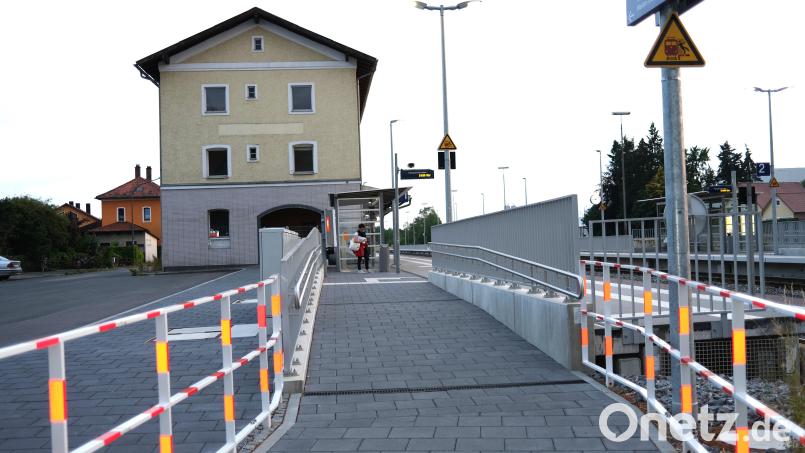 So wie hier in Schwarzenfeld soll auch der Bahnhof Irrenlohe erschlossen werden. Über eine barrierefreie Rampe und einen 140 Meter langen Bahnsteig. Bild: Hirsch