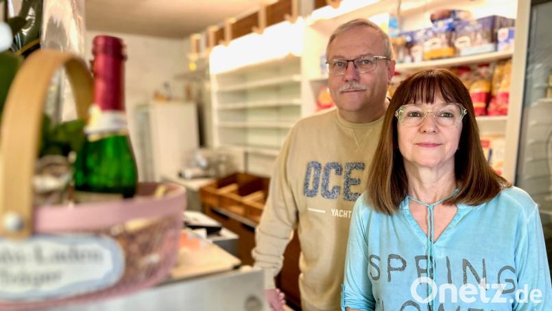Sonja (62) und Gerhard (64) Träger führten in Störnstein mehr als 26 Jahre den Kombi-Laden. Ende März haben sie das Geschäft für immer geschlossen. Bild: Gabi Schönberger