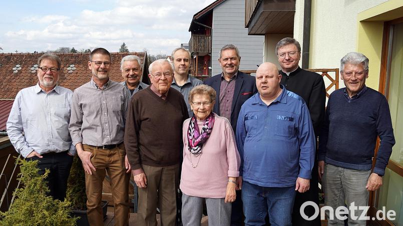Richard Lehner (Mitte) an seinem 90. Geburtstag mit seiner Frau Anneliese, Familienangehörigen und weiteren Gratulanten. Bild: jma