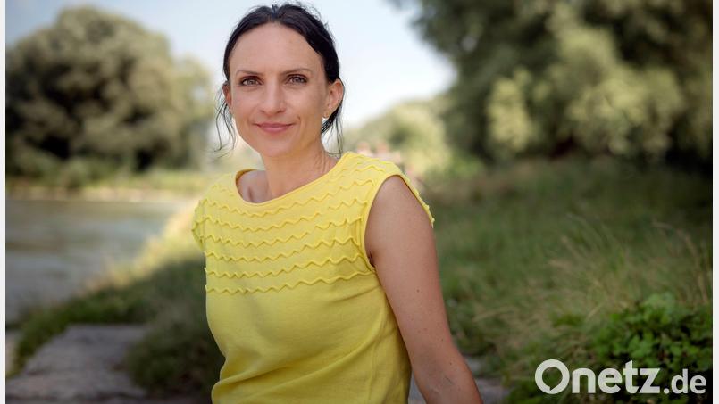 Die französisch-deutsche Schriftstellerin Natalie Buchholz stellt ihren Roman &quot;Grand-papa&quot; im Literaturhaus Oberpfalz vor. Bild: Peter von Felbert/exb