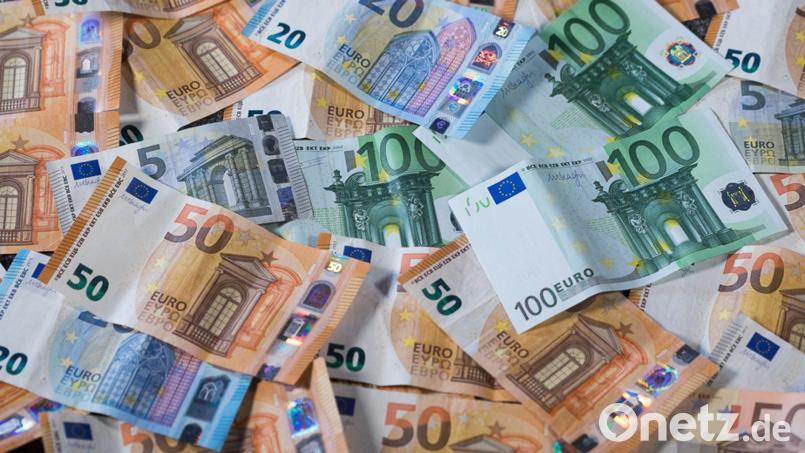 Jeden Euro zweimal umdrehen: Die Marktgemeinde verzeichnet steigende Ausgaben und erwartet auch eine weitere Erhöhung der Kreisumlage. Symbolbild: Jens Büttner/dpa