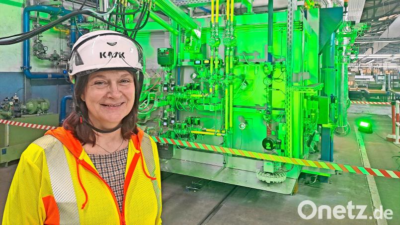 Werkleiterin Birgit Bellgardt-Dolc vor dem umgerüsteten Haubenofen, der nun erstmals mit Wasserstoff auf 1500 Grad angeheizt worden ist. Bild: Brigitte Gschwendtner/fph