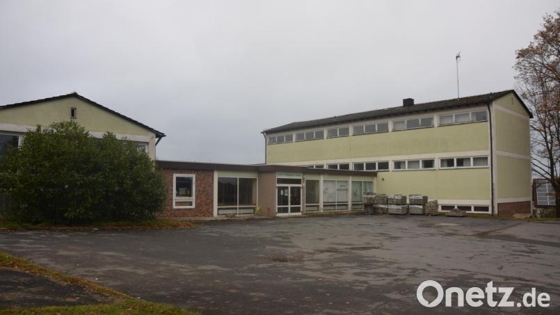 Die ehemalige Schule muss dem Bau des Bürgerhauses für Gesamtkosten von drei Millionen Euro weichen. Bild: fz