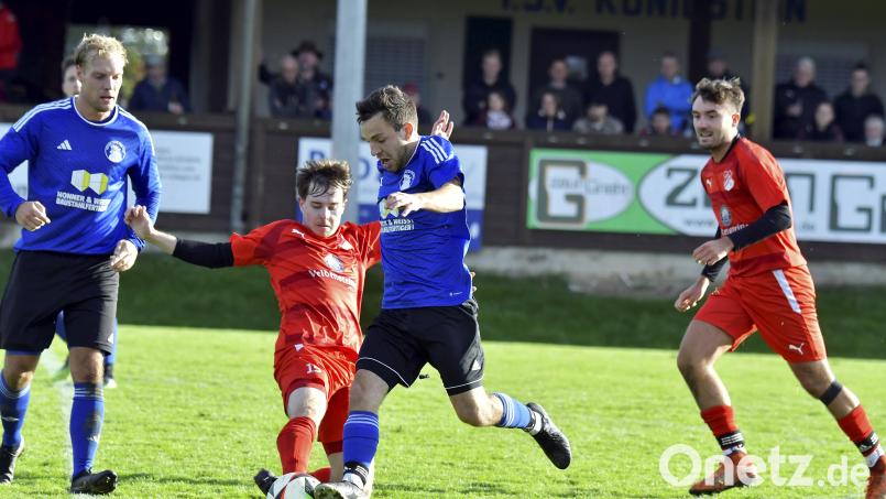 Fabian Spies (Dritter von links) und der FC Edelsfeld wollen sich im Duell mit Köfering für die 0:4-Pleite im Hinspiel revanchieren. Archivbild: Hubert Ziegler
