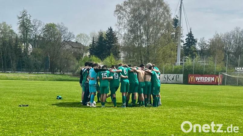 Bei einem Junioren-Spiel des FC Weiden-Ost hat ein Zuschauer einen Trainer am Hals gepackt und verletzt. Archivbild: Herbie Sciotto