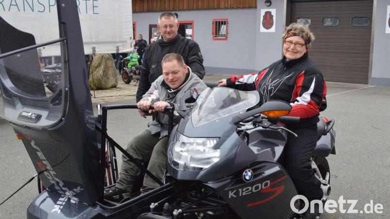 Dem Motorradfahren gilt die Leidenschaft von Hildegard Betzl, hier mit Sohn Dominik und Ehemann Ferdinand. Bild: Betzl/privat