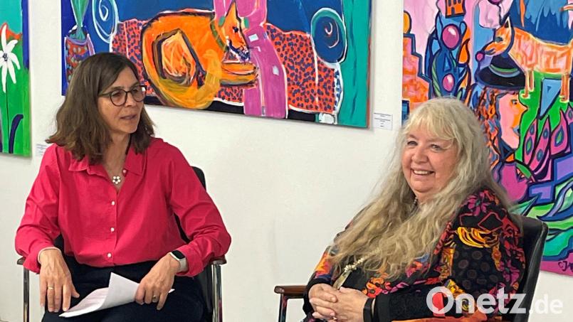 Christina Jarmolinski (rechts) erläutert Barbara Hinner-Gelke ihre Werke. Bild: Cleo Gelke/exb
