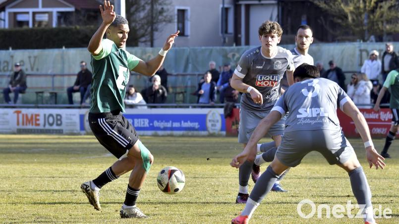 Kevin Mutove (links) von der DJK Ammerthal wagt in dieser Szene ein Tänzchen mit Arif Ekin (rechts) vom VfB Eichstätt. Alleine spielerisch werden die Ammerthaler die nächste Heimaufgabe nicht lösen können, wenn zum Kellerduell der Vorletzte aus Münchberg anreist. Archivbild: Hubert Ziegler