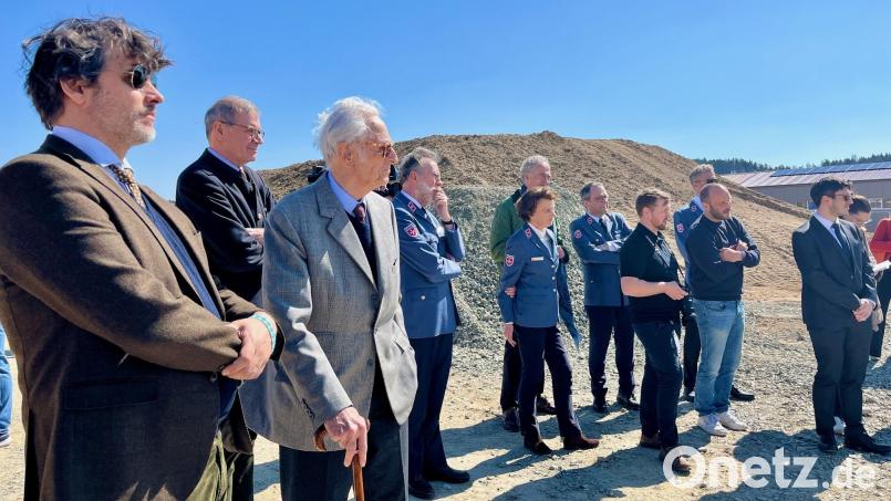 Prinz Ludwig und Herzog Franz von Bayern (von links und Dritter von links) repräsentierten am Donnerstag das Haus Wittelsbach beim ZBE in Windischeschenbach. Bild: Gabi Schönberger