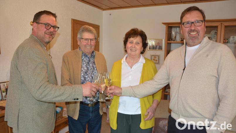 Seinen 85. Geburtstag feierte am Mittwoch Karl Schübel (Zweiter von links). Mit im Bild Ehefrau Erika sowie Sohn Holger (rechts) und Bürgermeister Stephan Schübel (links). Bild: jr