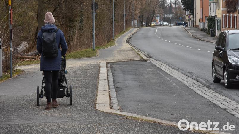 Der derzeitige Gehweg an der Wingershofer Straße in Amberg ist viel zu schmal und deshalb selbst für Fußgänger nicht besonders attraktiv. Das soll sich ändern, denn an dieser Stelle soll ein drei Meter breiter Radweg entstehen. Die Fußgänger wechseln auf die andere Straßenseite. Bild: Stephan Huber
