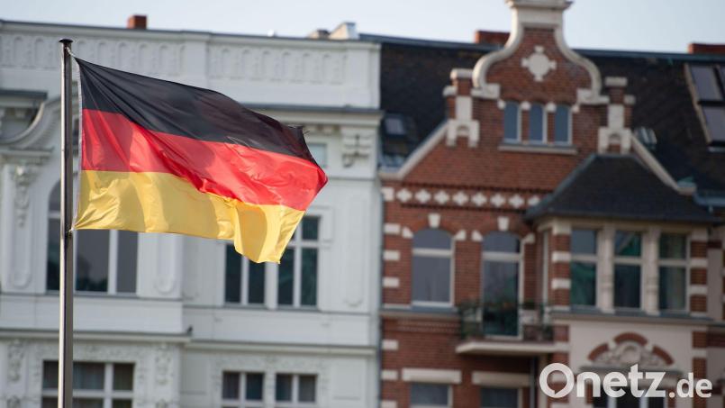 Im Landkreis Jerichower Land soll vor öffentlichen Gebäuden und Schulen dauerhaft die Deutschlandflagge gehisst sein. Das haben AfD und CDU im dortigen Kreistag beschlossen. Symbolbild: Lisa Ducret/dpa