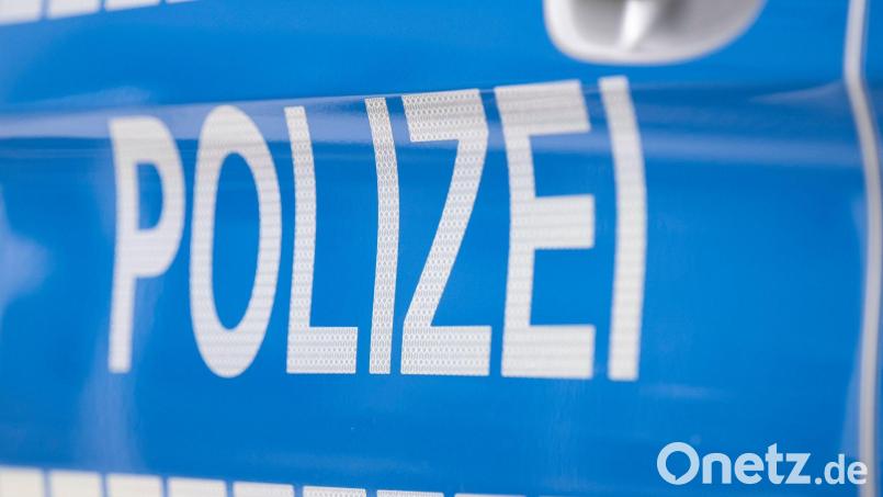Die Polizei trifft den Unfallverursacher schlafend in seinem Auto an. (Symbolbild) Bild: Boris Roessler/dpa