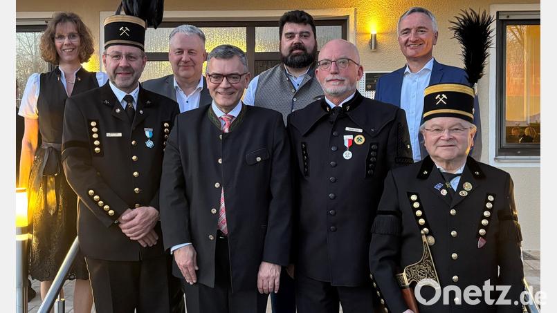 Die Bergbau-Elite mit ihren Gästen (von links): Stellvertretende Bundesschatzmeisterin Tamara Kraus, der neue 2. Bundesvorsitzende Armin Kraus, Landrat Richard Reisinger, Staatsminister Florian Hermann, Bürgermeister Stefan Frank, Bundesvorsitzender Bernd Stahl, Landtagsabgeordneter Harald Schwartz und Ehrenmitglied Altbürgermeister Gerd Geismann. Bild: ksa