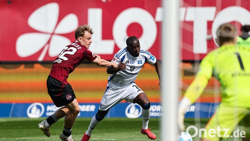 Jean-Luc Dompé (Mitte) vom Hamburger SV geht an Tim Janisch (links) vorbei. Der Franzose war vom Club-Youngster nie zu halten. Bild: Daniel Löb/dpa