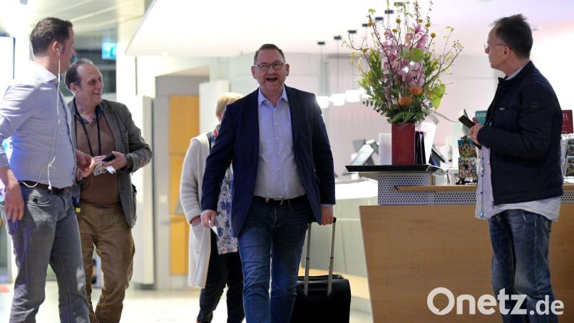 Verdi-Chef Frank Werneke checkte am späten Samstagabend in sein Zimmer im Kongresshotel ein - es sei ein gutes Zeichen, dass er nicht abreise, sagte er. Bild: Michael Bahlo/dpa