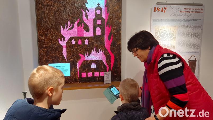 Die Brandkatastrophe wird per QR-Code veranschaulicht. Monika Krauß spielt ein begeisterndes Tondokument ab, das auf der Basis einer Zeitzeugenquelle erstellt wurde. Bild: lg