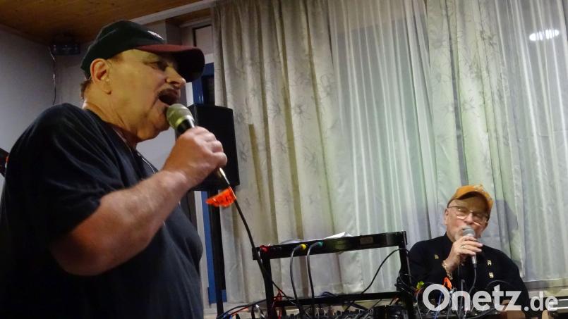Das gehört seit Jahrzehnten zu jedem Musikerstammtisch: Herbert Olbrich (links) singt &quot;Wasted Days And Wasted Nights&quot;. Diesmal begleitete ihn Manfred Rechenbach (rechts). Ein Duo, das nach langer Musikerstammtisch-Pause viel Beifall bekam. Bild: Houschka