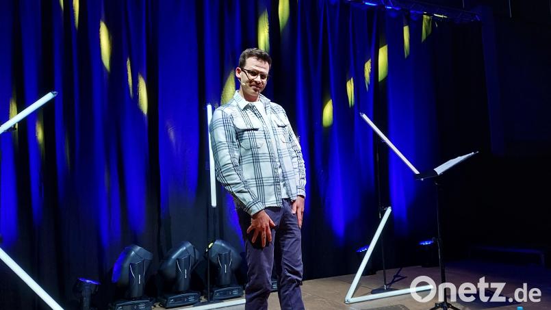 Der vom Konzertbüro Strasser in Cham initiierte Auftritt von Martin Frank auf der Bühne der OGO-Sporthalle hat sein begeistertes Publikum. Bild: lg