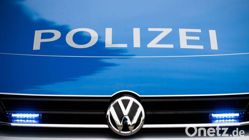 Die Polizei meldet einen Verkehrsunfall in der Nähe von Hahnbach. Symbolbild: Lino Mirgeler/dpa