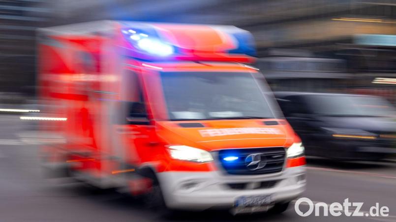 Sanitäter bringen einen schwer verletzten Säugling ins Krankenhaus. Bild: Monika Skolimowska/dpa