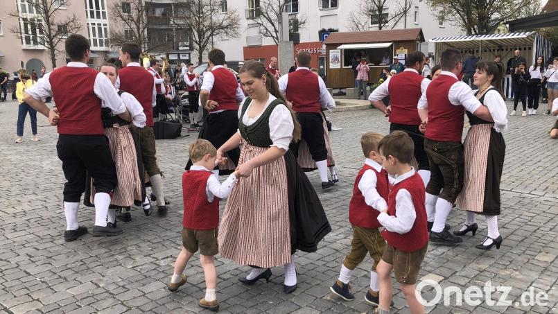 Alle Jahre ein Blickfang: der Maitanz der Trachtenjugend und -kinder des Stiftländer Heimatvereins beim Rathaus in Wiesau. Archivbild: wro