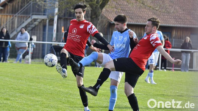 Rassige Auseinandersetzung zwischen Markus Barth (links) und Harry Gittel (rechts) vom SV Inter Bergsteig Amberg sowie Max Schönberger (Mitte) vom FV Vilseck. Aus: SV Inter Bergsteig Amberg - FV Vilseck 1:1. Bild: Hubert Ziegler
