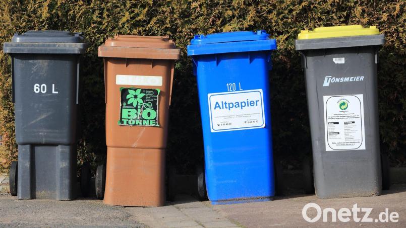 Mülleimer sollen nur noch geleert werden, wenn sie wirklich voll sind. Das Team des Smarten Fichtelgebirges arbeitet an Lösungen. Symbolbild: Jens Wolf/dpa-Zentralbild/dpa