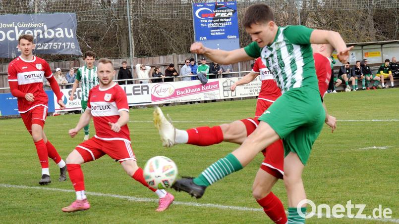 Der Mitterteicher Nicolai Wagner zieht ab, aber ohne Erfolg: Der SV Mitterteich musste sich im Heimspiel gegen den TSV Weißenburg mit einem 0:0 begnügen. Bild: heh