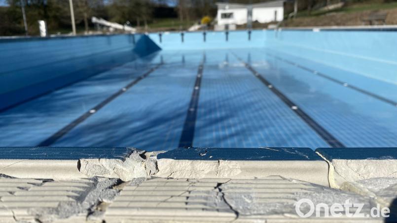 Typischer Schaden am Kopf des Beckenrandes: Die Fliesen sind zerbrochen. Die Instandsetzungsarbeiten laufen. Bild: Ina Piehler