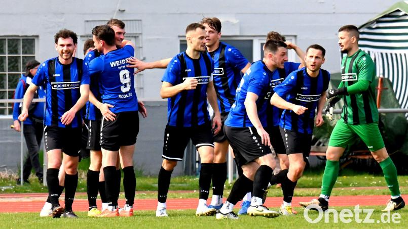 Die SpVgg SV Weiden bejubelt den 2:1-Sieg beim zuvor zwölf Spiele ungeschlagenen SSV Jahn Regensburg II. Mann des Tages war Abwehrspieler Christopn Sibler (Dritter von links), der beide Weidener Tore erzielte. Bild: Werner Franken