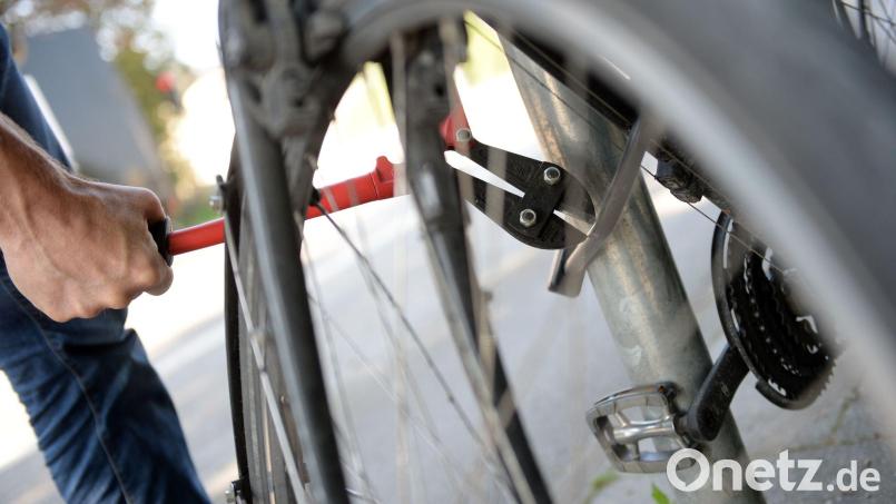 Bei einer Kontrolle im Ausreisezug nach Tschechien stellten Beamte der Grenzpolizei ein Fahrrad sicher, das einige Tage zuvor gestohlen worden war. Symbolbild: Andreas Gebert/dpa