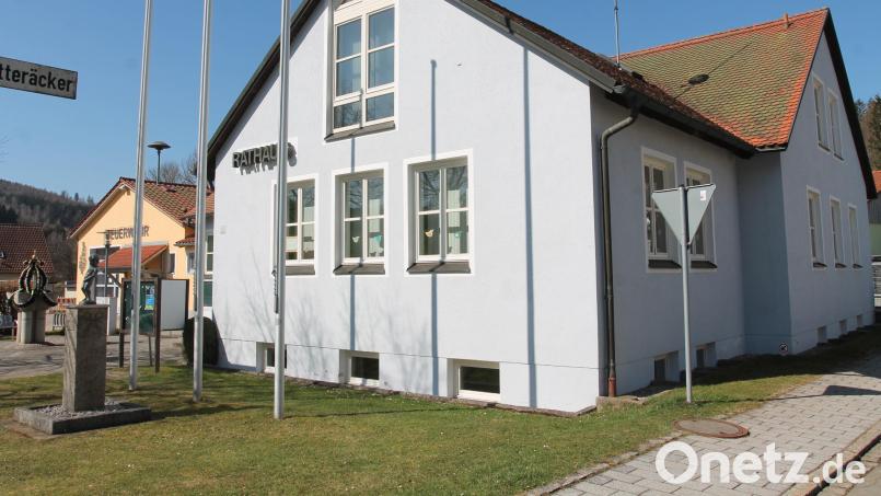 Rechts neben dem Brunnen am Rathaus soll der Container für den Dorfladen in Georgenberg aufgestellt werden. Bild: pi