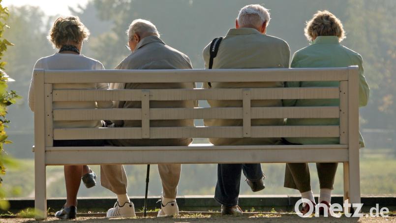 Die Rente genießen? Nicht jeder Senior in der Oberpfalz kann sich das leisten. Bild: Ralf Hirschberger/dpa
