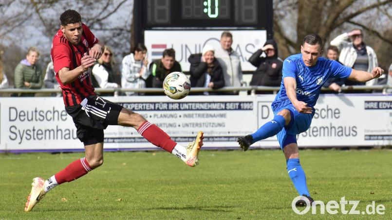 SC-Spieler Jamal Dubois (links) will einen Schuss von Jeremy Schmid vom SV SAD-Ettmannsdorf verhindern. Der SC Luhe-Wildenau gewann das Derby klar mit 3:0. Bild: ham
