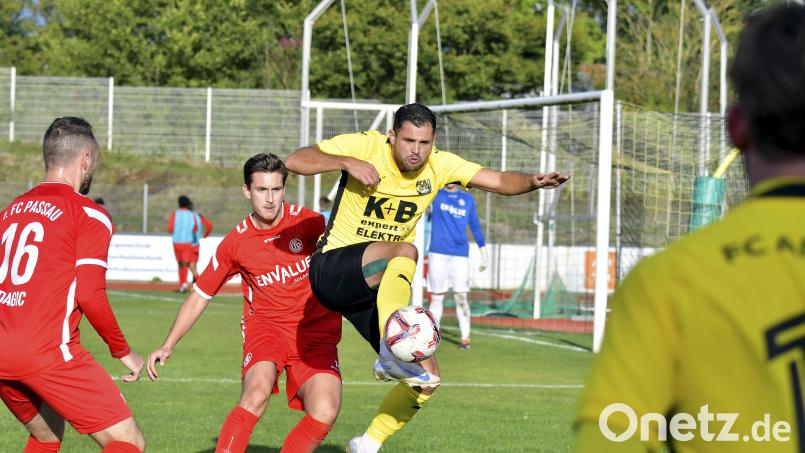 Maximilian Witzel, hier im Spiel gegen den FC Passau, gelang bei der 1:5-Niederlage in Landshut der einzige Amberger Treffer. Archivbild: Hubert Ziegler