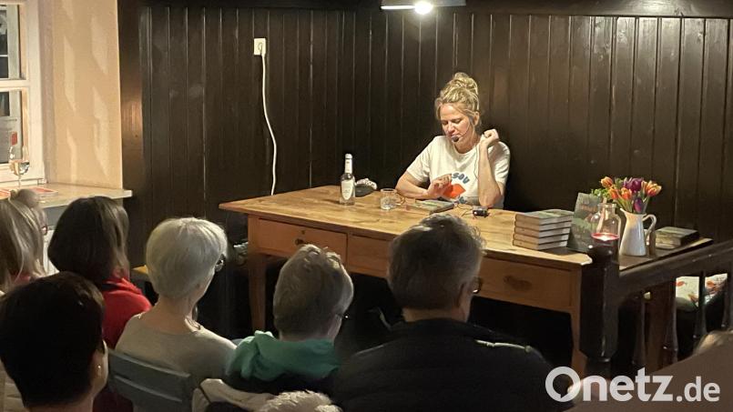Vor zahlreichen Besuchern stellt die Hamburger Autorin Eva Lohmann ihren neuen Roman „Wie Du mich ansiehst“ vor. Bild: Karin Wilnauer/exb