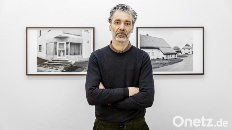 Olaf Unverzart präsentiert seine &quot;Fotografien aus dem Oberpfälzer Grenzland&quot; im Luftmuseum Amberg. Bild: Marcus Rebmann/exb