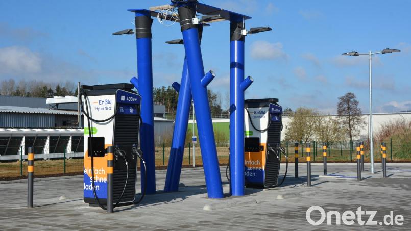 Fertiggestellt sind insgesamt 24 Stromladestationen für E-Autos an der Ludwig-Erhard-Straße in Mitterteich. Folgen werde noch die Überdachung, wie es im Bauausschuss hieß. Bild: jr