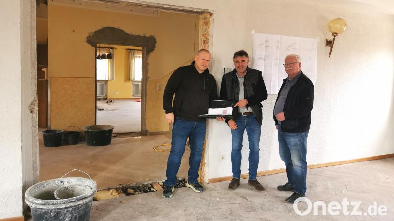 Die Ertüchtigung des Kindergarten-Ausweichquartiers &quot;Pfarrheim&quot; läuft. Bauleiter Patrick Wild (von links), Architekt Christian Schönberger und Kirchenpfleger Günther Flierl. Bild: Portner