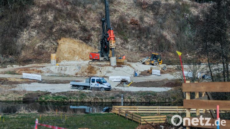 Für die Westumgehung Kümmersbruck wird gerade eine 132 Meter lange Brücke gebaut. Derzeit werden die Fundamente gesetzt. Bild: Stephan Huber