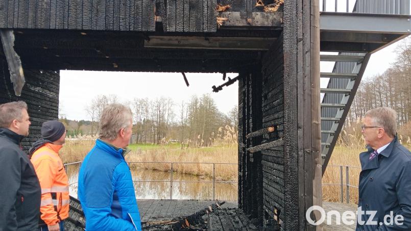 Der Holzbau ist nicht mehr zu retten. Am Brandort schauten sich (von links) Thomas Sladky und Matthias Haulena von der Feuerwehr, Vinzenz Rahn vom Förderverein Fischhofpark und Bürgermeister Franz Stahl um. Bild: as